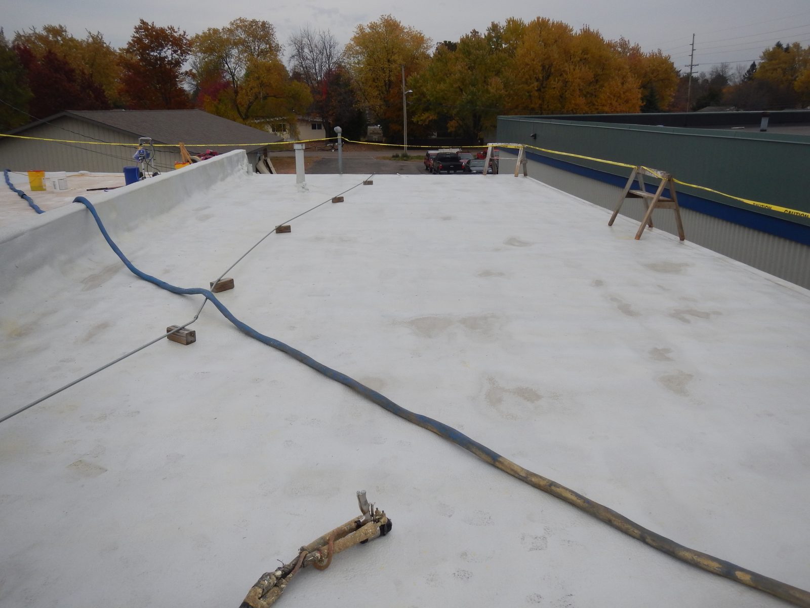 Metal roof coated with seamless polyurea membrane